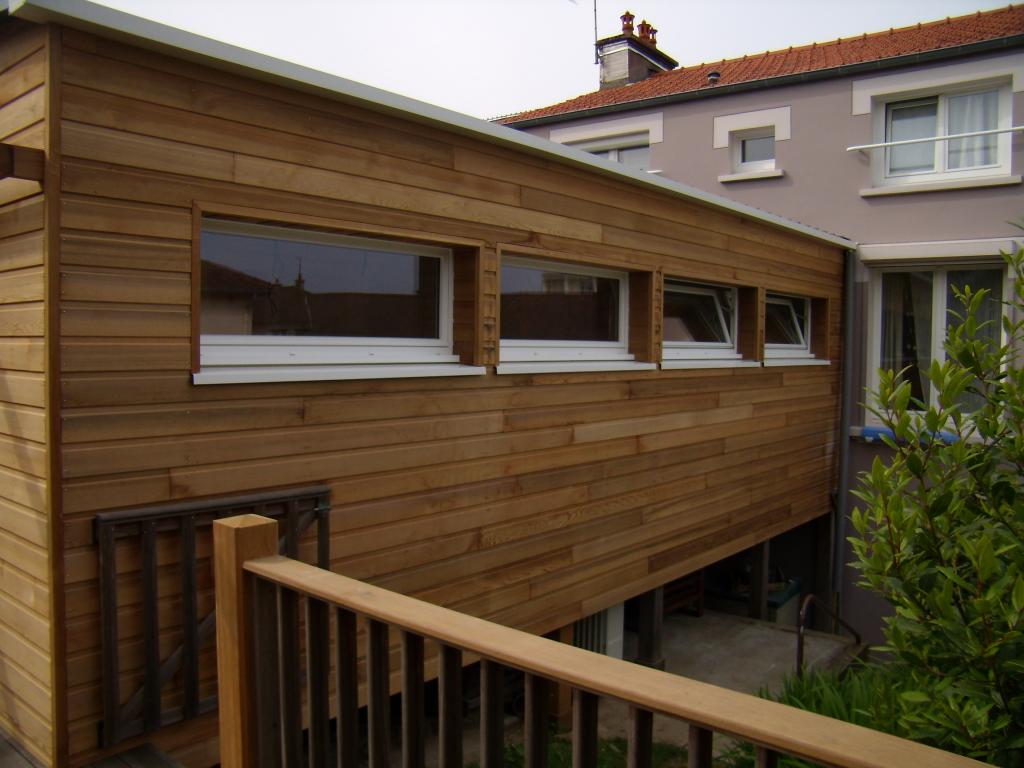 Bardage : Sivalbp Red Cedar ; Eveils : Bois ; Appuis de fen�tre : t�le Aluminium Blanc